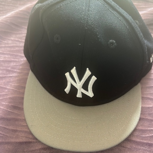 New Era Black and Gray Snapback Hat - Picture 1 of 7